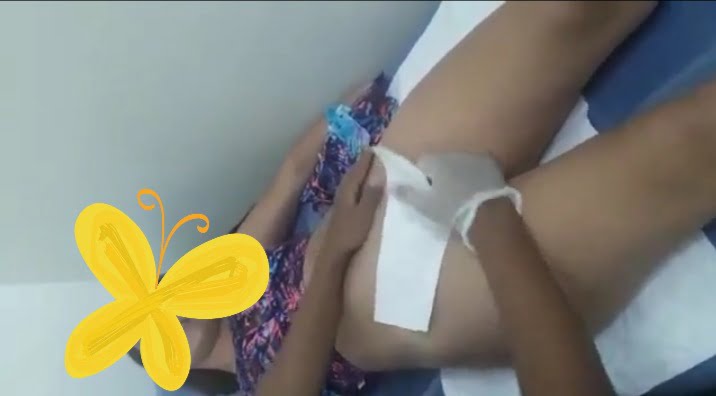 Novinha fica excitada  se depilando