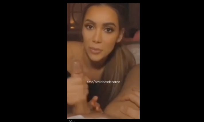 Anita caiu na net mamando?